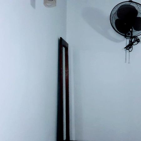 Black And White Kandy Guest House 02 Deiyannewela ภายนอก รูปภาพ