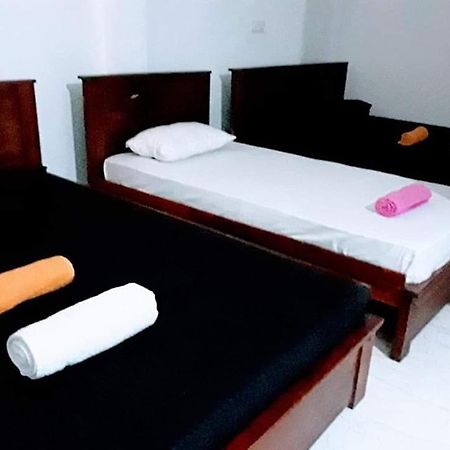 Black And White Kandy Guest House 02 Deiyannewela ภายนอก รูปภาพ