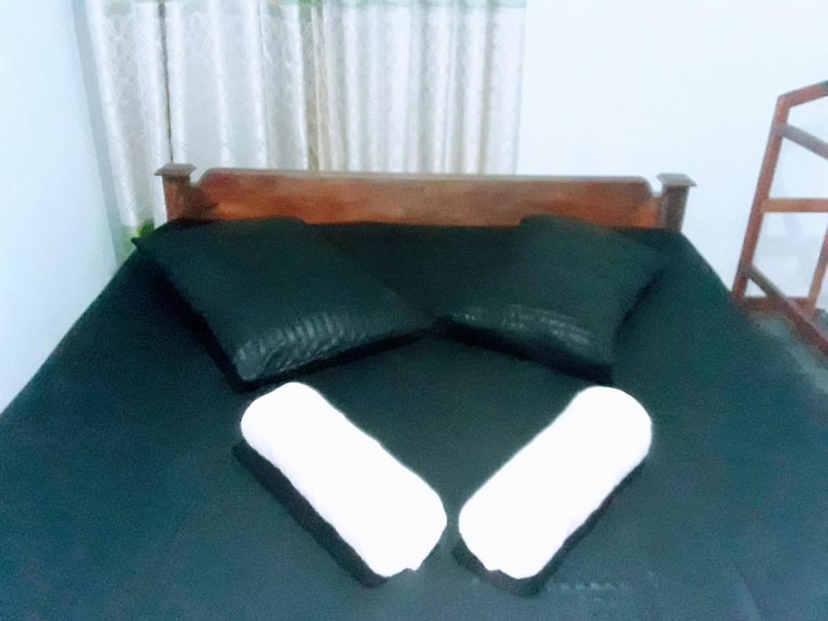 Black And White Kandy Guest House 02 Deiyannewela ภายนอก รูปภาพ