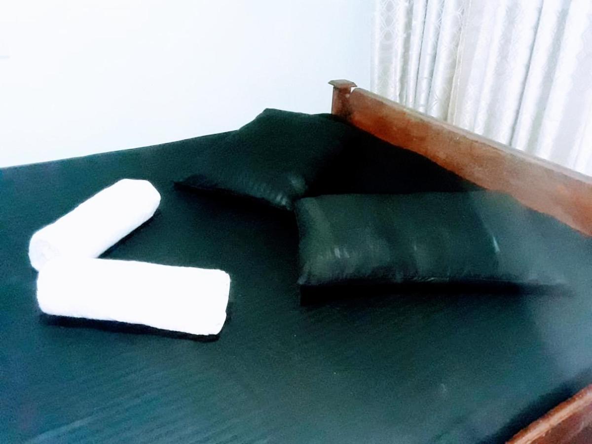 Black And White Kandy Guest House 02 Deiyannewela ภายนอก รูปภาพ