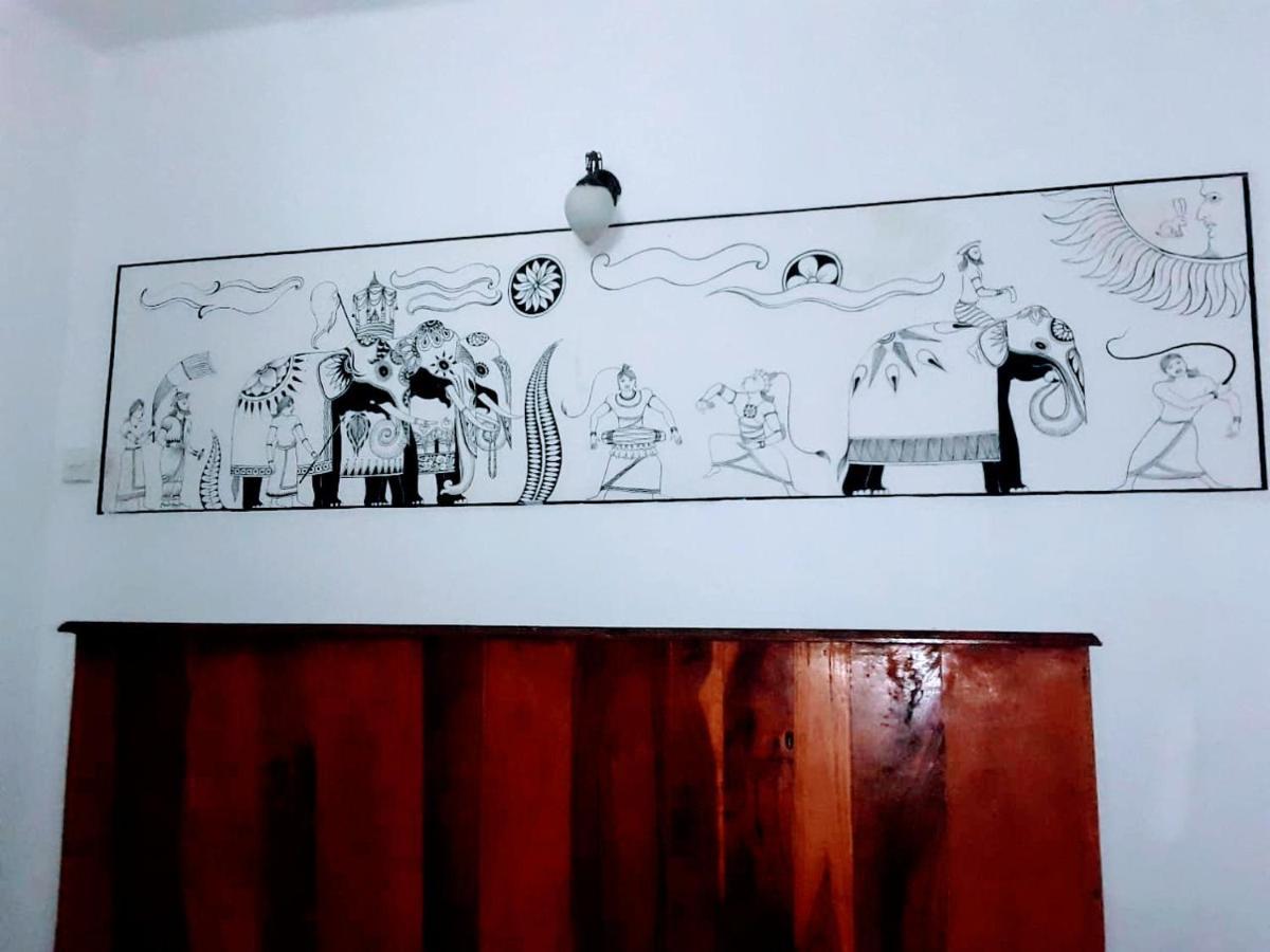 Black And White Kandy Guest House 02 Deiyannewela ภายนอก รูปภาพ