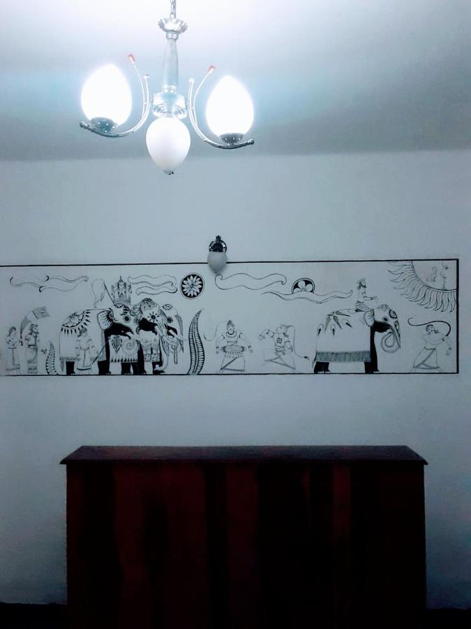 Black And White Kandy Guest House 02 Deiyannewela ภายนอก รูปภาพ