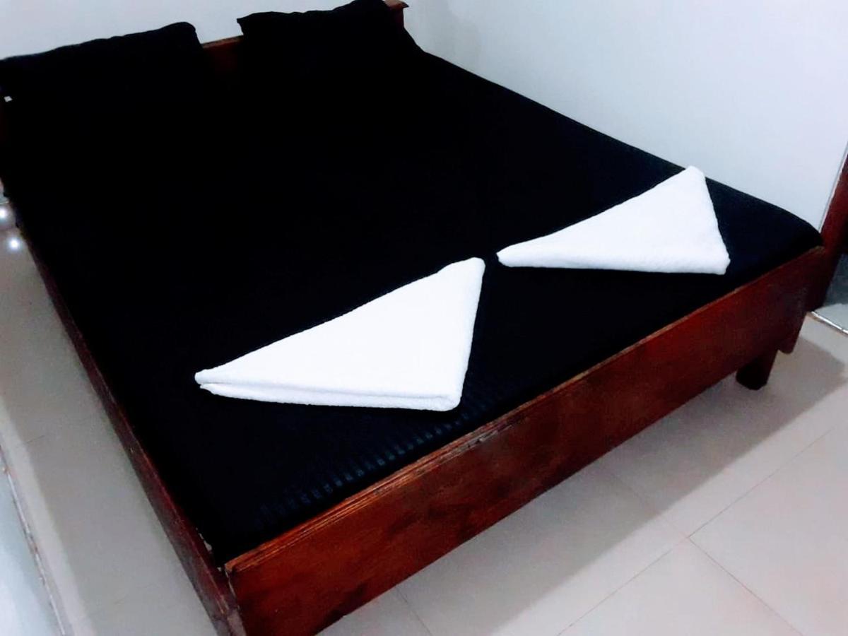 Black And White Kandy Guest House 02 Deiyannewela ภายนอก รูปภาพ