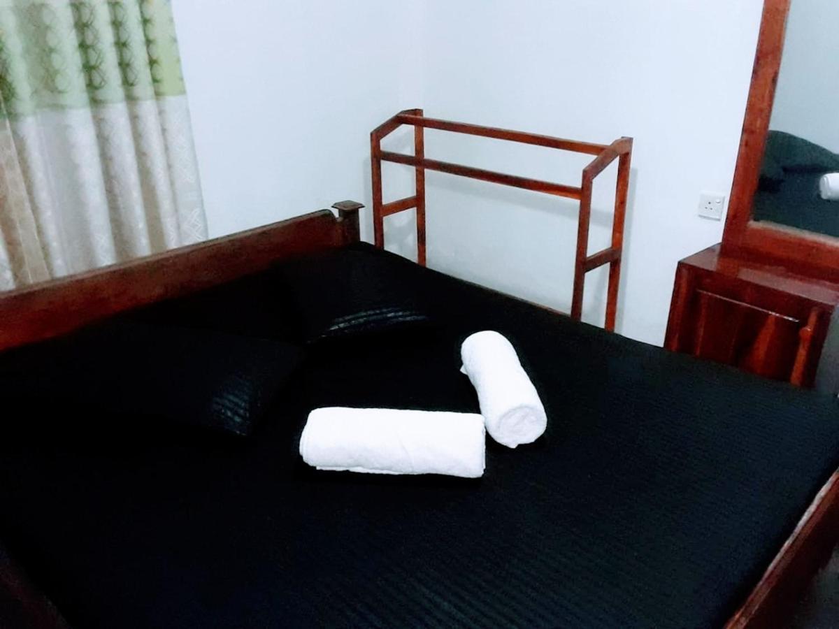 Black And White Kandy Guest House 02 Deiyannewela ภายนอก รูปภาพ