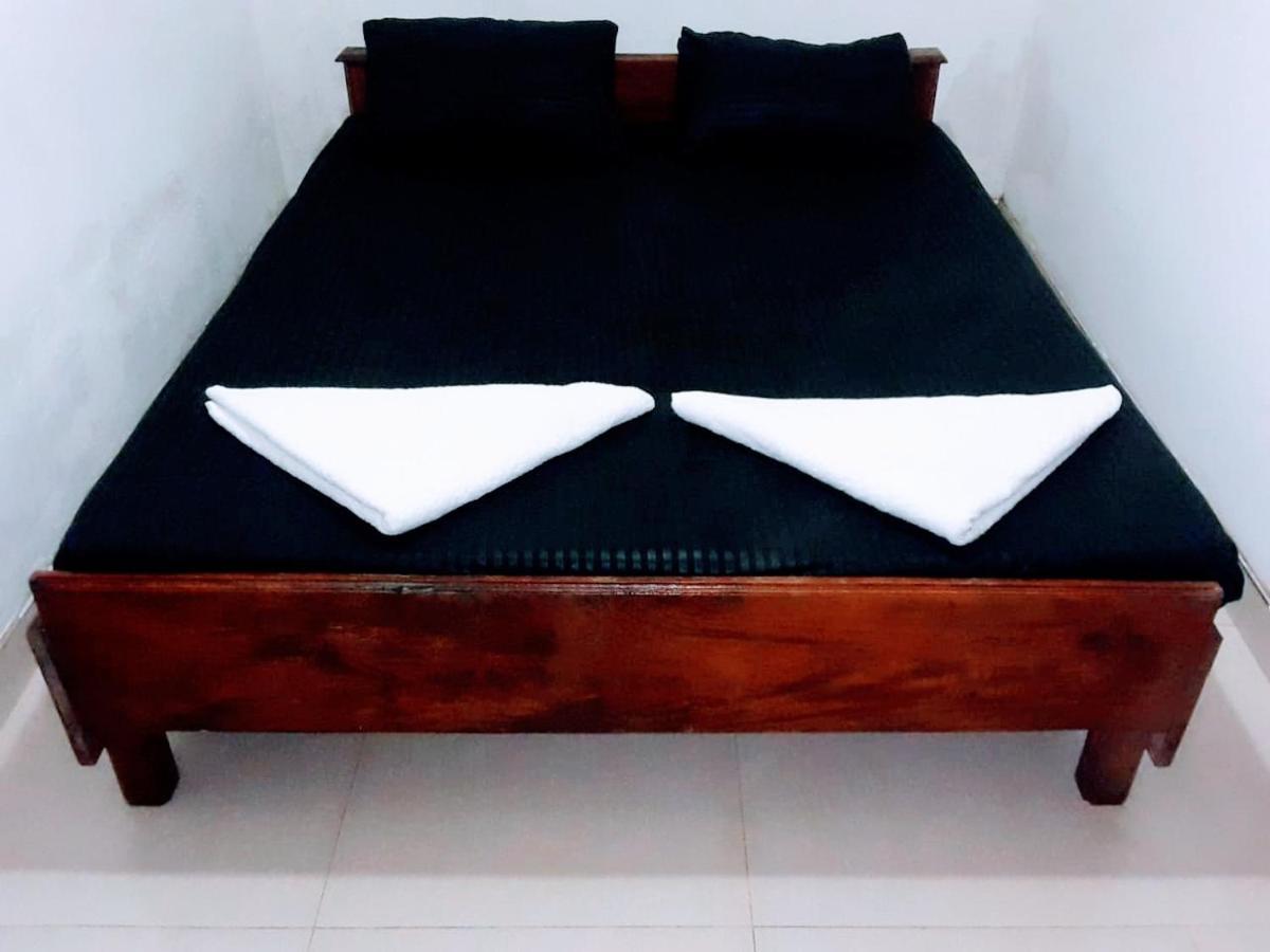 Black And White Kandy Guest House 02 Deiyannewela ภายนอก รูปภาพ