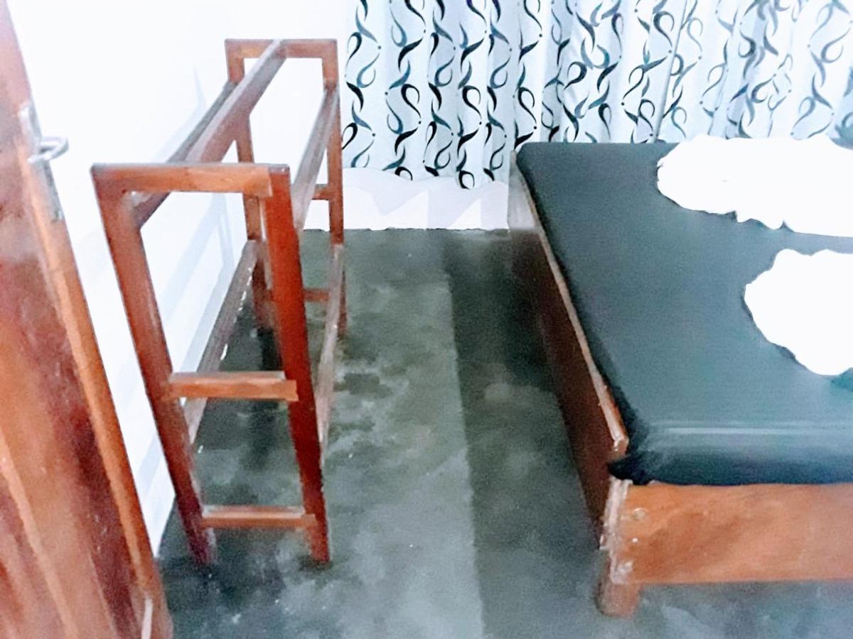 Black And White Kandy Guest House 02 Deiyannewela ภายนอก รูปภาพ