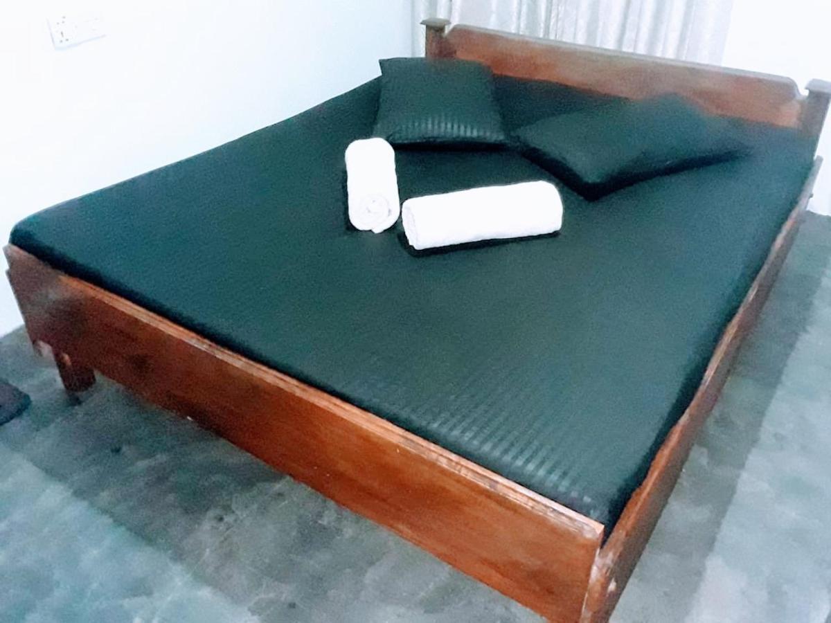 Black And White Kandy Guest House 02 Deiyannewela ภายนอก รูปภาพ