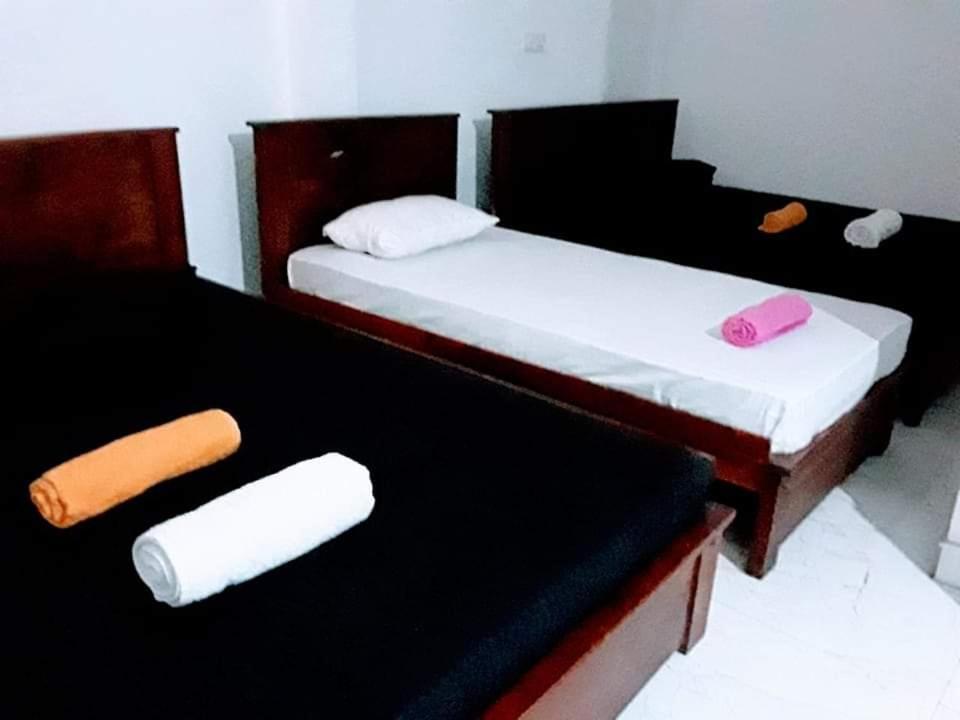 Black And White Kandy Guest House 02 Deiyannewela ภายนอก รูปภาพ