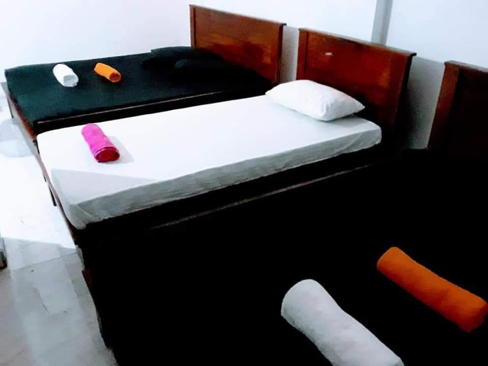 Black And White Kandy Guest House 02 Deiyannewela ภายนอก รูปภาพ